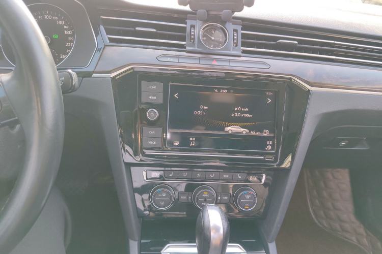 Used Volkswagen Magotan 2019 330TSI DSG Luxury Version China VI Standard Audio And AC Panel