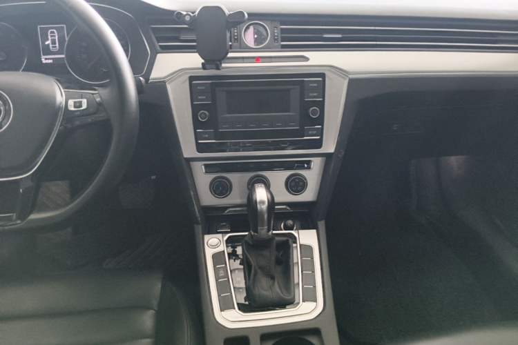 Used Volkswagen Magotan 2019 280TSI DSG Comfort Model China VI Standard Audio And AC Panel