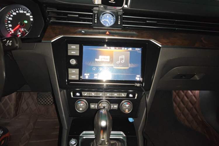 Used Volkswagen Magotan 2019 330TSI DSG Luxury Version China VI Standard Audio And AC Panel