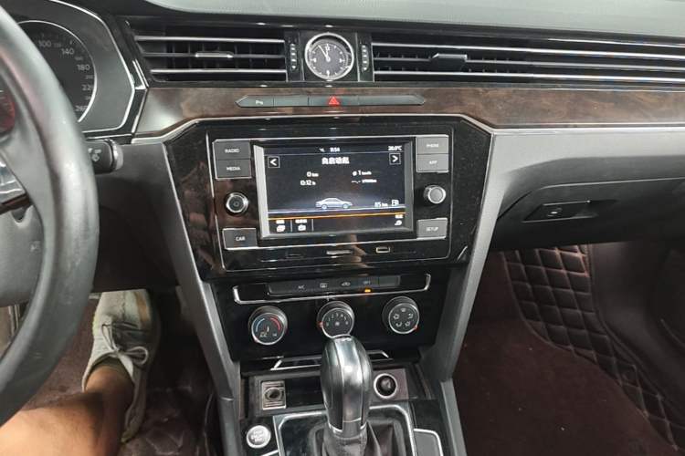 Used Volkswagen Magotan 2019 330TSI DSG Leading Model China VI Standard Audio And AC Panel