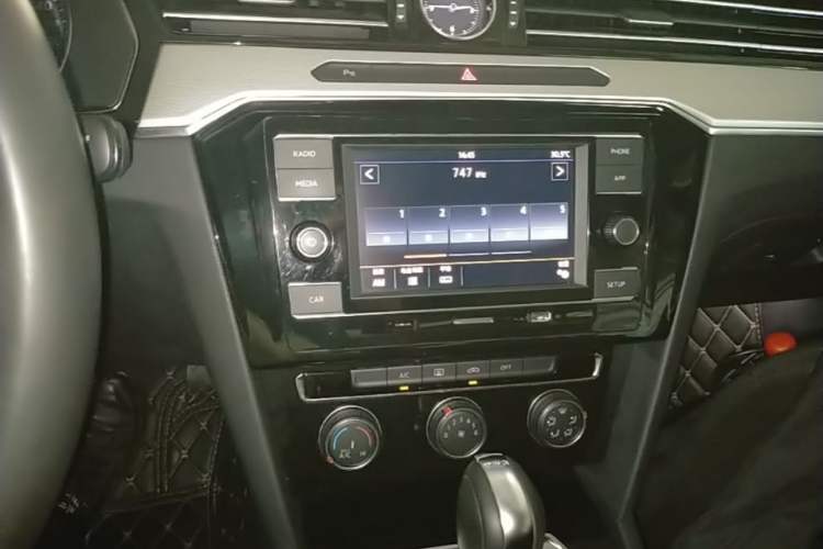 Used Volkswagen Magotan 2019 330TSI DSG Leading Model China VI Standard Audio And AC Panel