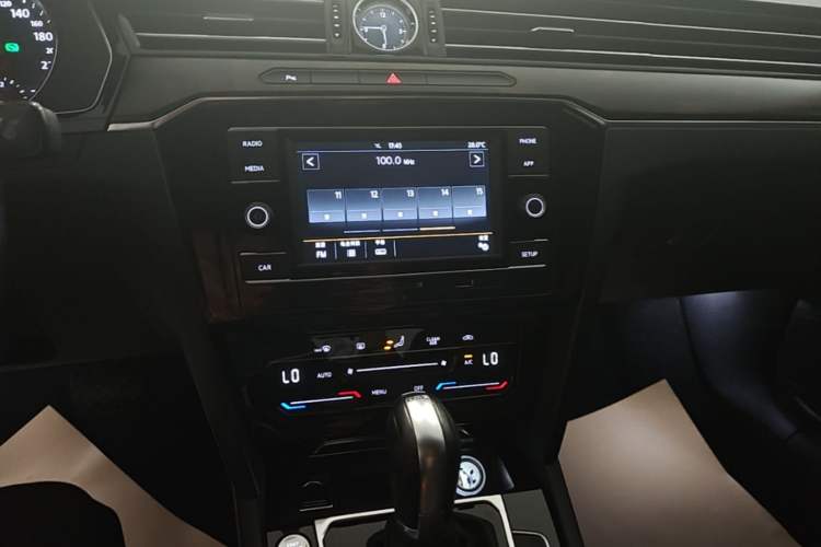 Used Volkswagen Magotan 2019 330TSI DSG Leading Model China VI Standard Audio And AC Panel