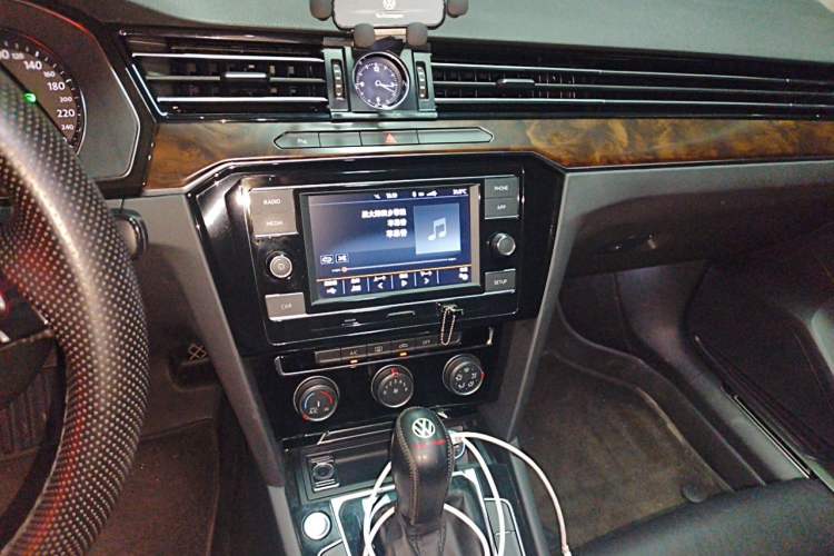 Used Volkswagen Magotan 2019 330TSI DSG Leading Model China VI Standard Audio And AC Panel