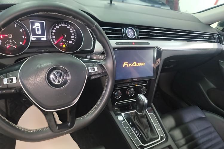 Used Volkswagen Magotan 2019 330TSI DSG Leading Edition China V Standard Center Console