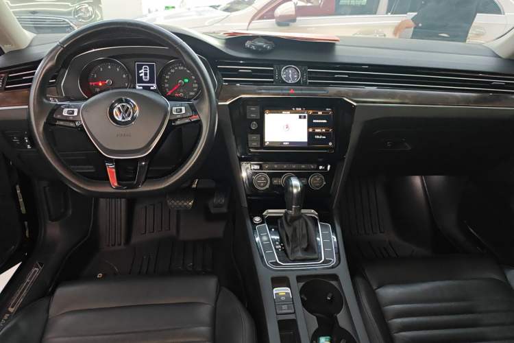 Used Volkswagen Magotan 2019 330TSI DSG Luxury Version China VI Standard Center Console