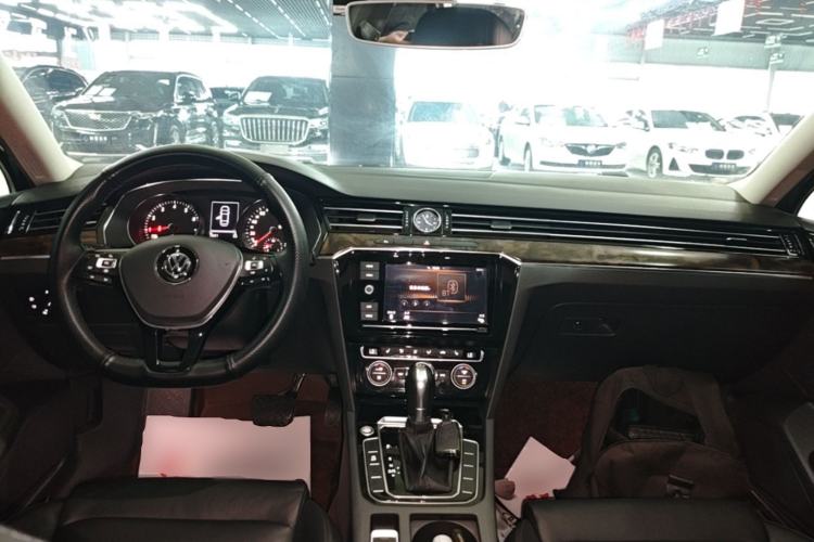 Used Volkswagen Magotan 2019 330TSI DSG Luxury Version China VI Standard Center Console