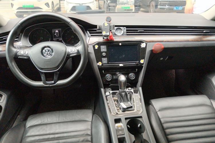Used Volkswagen Magotan 2019 330TSI DSG Luxury Version China VI Standard Center Console