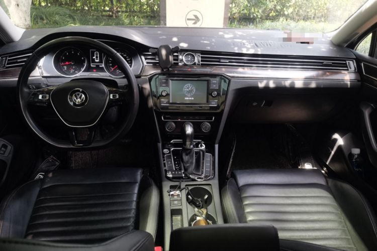 Used Volkswagen Magotan 2019 330TSI DSG Leading Model China VI Standard Center Console