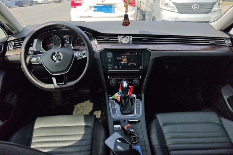 Used Volkswagen Magotan 2019 330TSI DSG Luxury Version China VI Standard Center Console