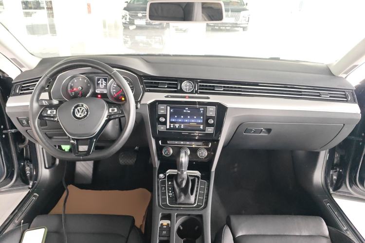 Used Volkswagen Magotan 2019 330TSI DSG Leading Edition China V Standard Center Console