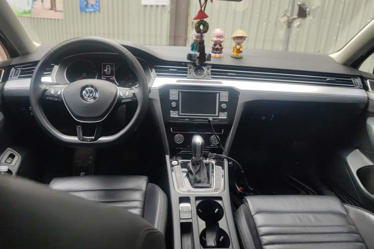 Used Volkswagen Magotan 2019 330TSI DSG Leading Edition China V Standard Center Console