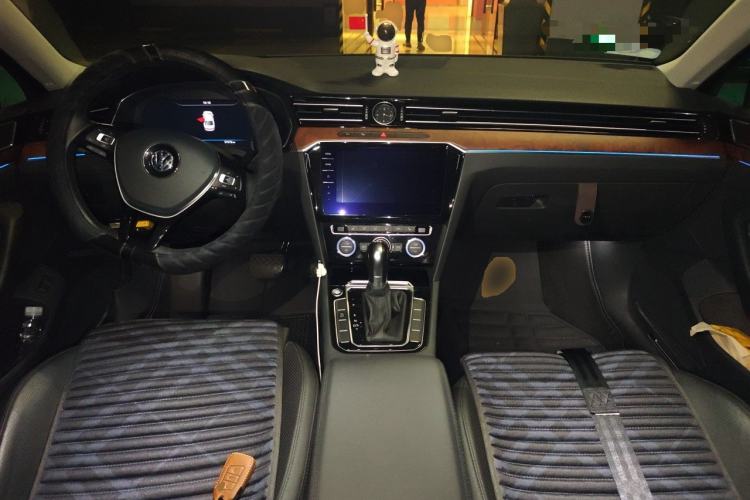 Used Volkswagen Magotan 2019 330TSI DSG Luxury Model China V Standard Center Console