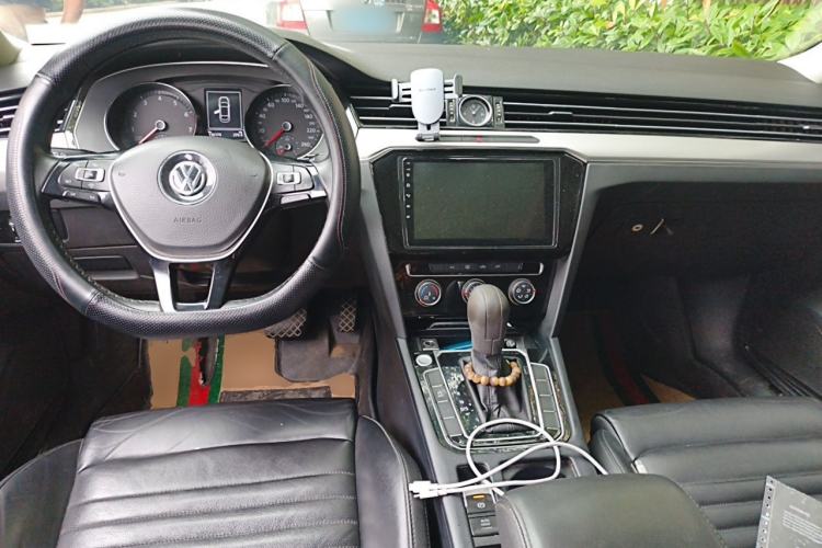 Used Volkswagen Magotan 2019 330TSI DSG Leading Model China VI Standard Center Console
