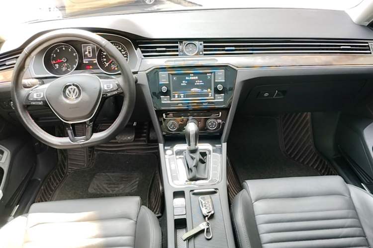 Used Volkswagen Magotan 2019 330TSI DSG Leading Model China VI Standard Center Console