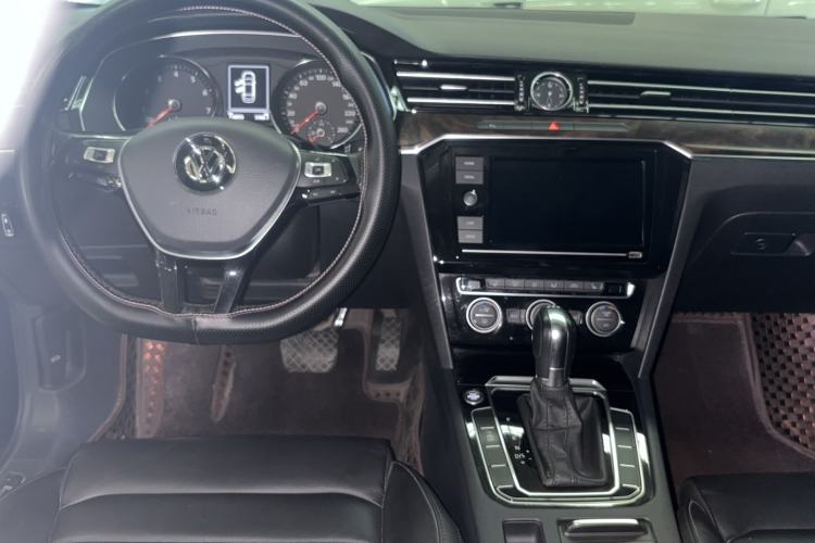 Used Volkswagen Magotan 2019 330TSI DSG Luxury Version China VI Standard Center Console