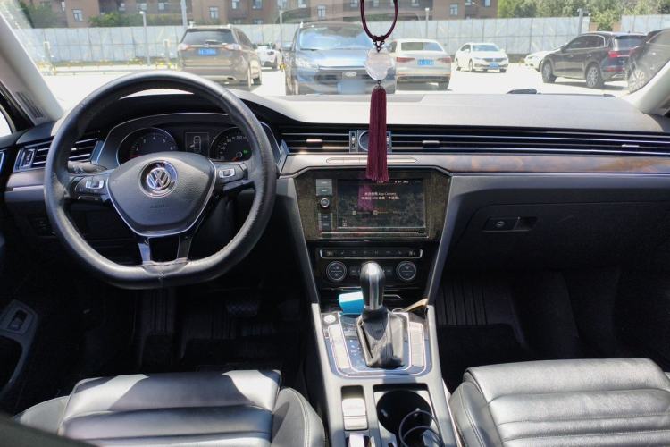 Used Volkswagen Magotan 2019 330TSI DSG Luxury Version China VI Standard Center Console