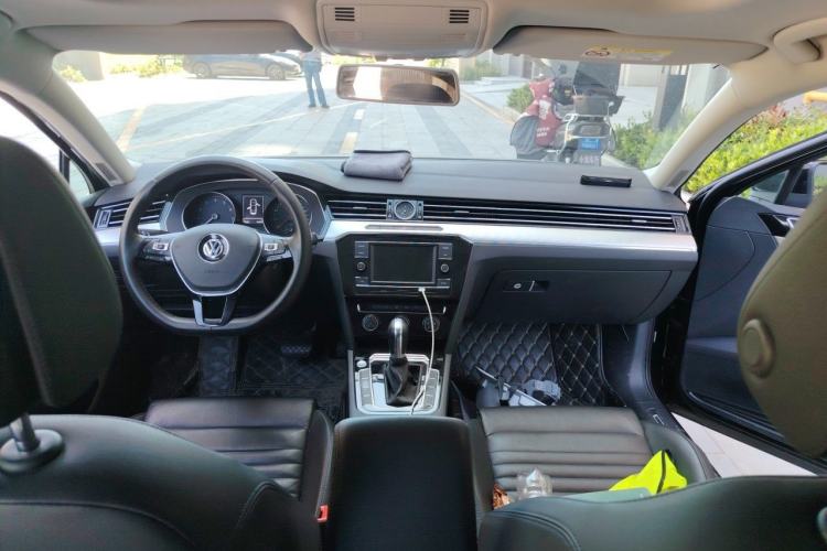 Used Volkswagen Magotan 2019 330TSI DSG Leading Model China VI Standard Center Console