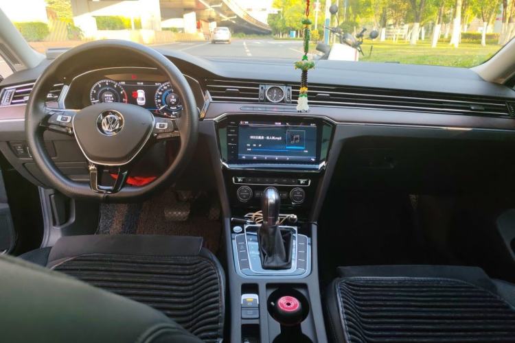 Used Volkswagen Magotan 2019 330TSI DSG Luxury Model China V Standard Center Console