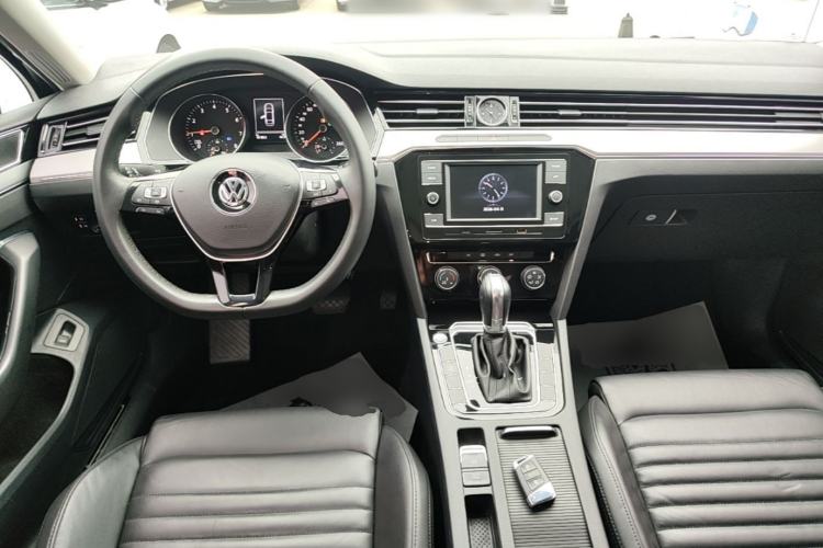 Used Volkswagen Magotan 2019 330TSI DSG Leading Model China VI Standard Center Console