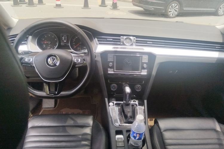 Used Volkswagen Magotan 2019 330TSI DSG Leading Model China VI Standard Center Console