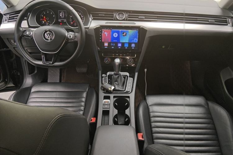 Used Volkswagen Magotan 2019 330TSI DSG Leading Edition China V Standard Center Console