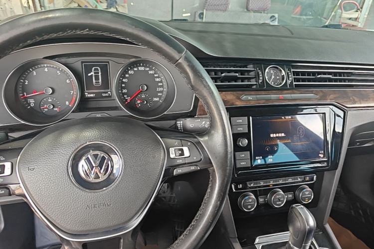 Used Volkswagen Magotan 2019 330TSI DSG Luxury Version China VI Standard Center Console