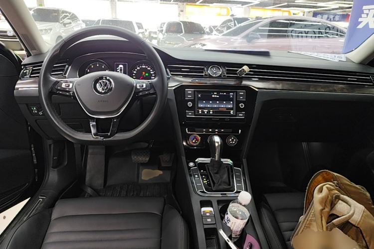Used Volkswagen Magotan 2019 330TSI DSG Leading Model China VI Standard Center Console