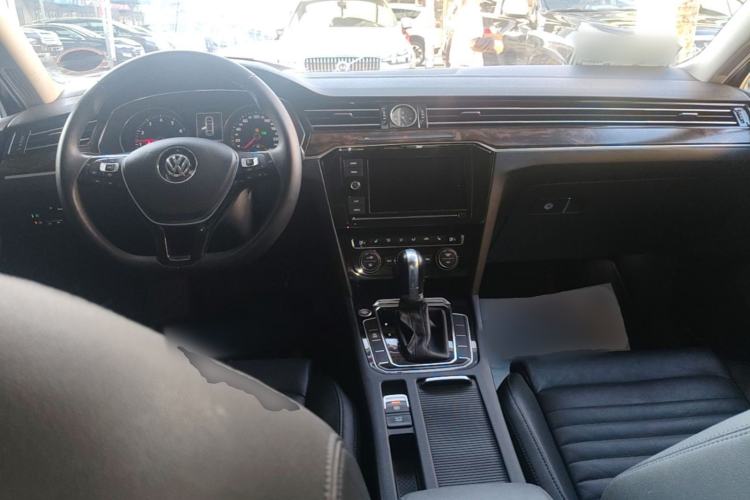 Used Volkswagen Magotan 2019 380TSI DSG Luxury Version China VI Standard Center Console