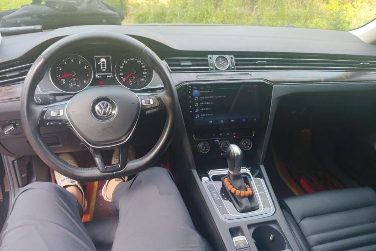 Used Volkswagen Magotan 2019 330TSI DSG Leading Model China VI Standard Center Console