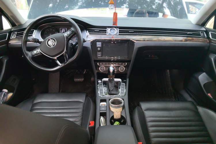Used Volkswagen Magotan 2019 330TSI DSG Luxury Version China VI Standard Center Console