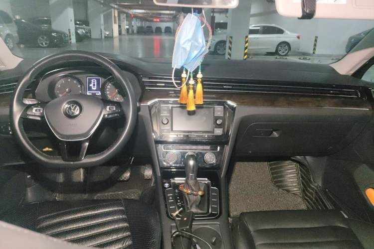 Used Volkswagen Magotan 2019 330TSI DSG Leading Model China VI Standard Center Console