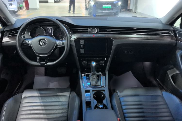 Used Volkswagen Magotan 2019 330TSI DSG Luxury Version China VI Standard Center Console