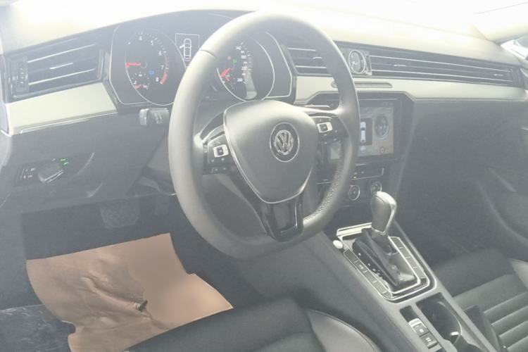 Used Volkswagen Magotan 2019 330TSI DSG Leading Model China VI Standard Center Console