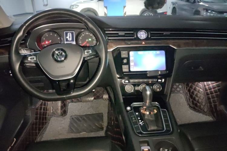 Used Volkswagen Magotan 2019 330TSI DSG Luxury Version China VI Standard Center Console