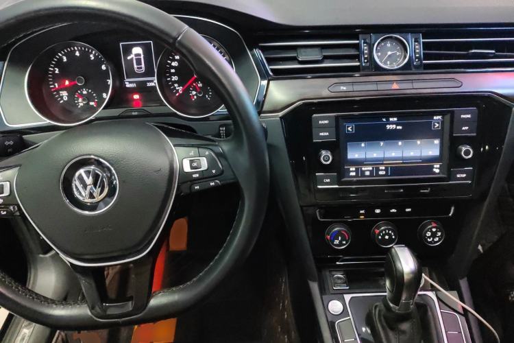 Used Volkswagen Magotan 2019 330TSI DSG Leading Model China VI Standard Center Console