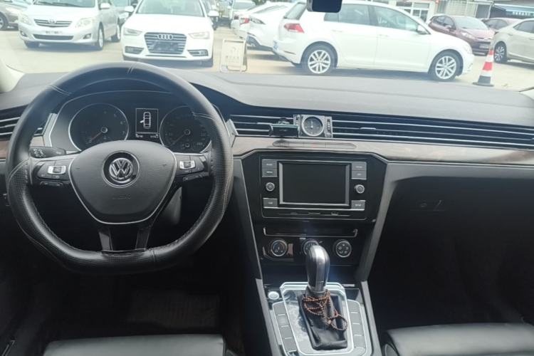 Used Volkswagen Magotan 2019 330TSI DSG Leading Model China VI Standard Center Console
