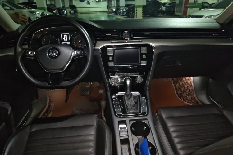 Used Volkswagen Magotan 2019 330TSI DSG Leading Edition China V Standard Center Console