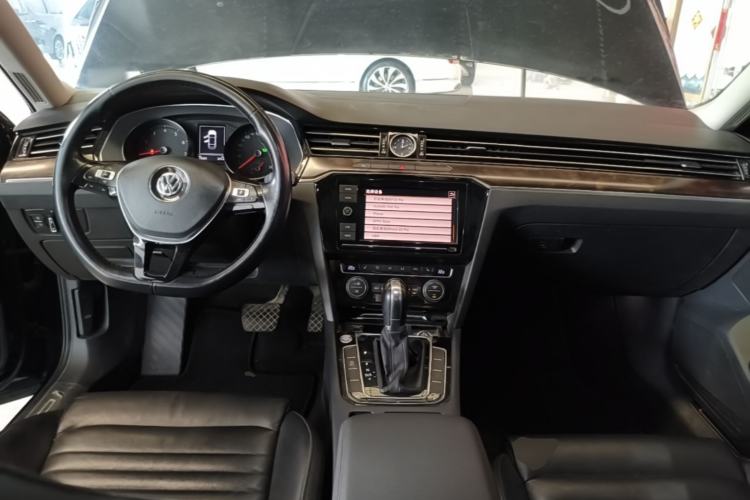 Used Volkswagen Magotan 2019 330TSI DSG Luxury Version China VI Standard Center Console