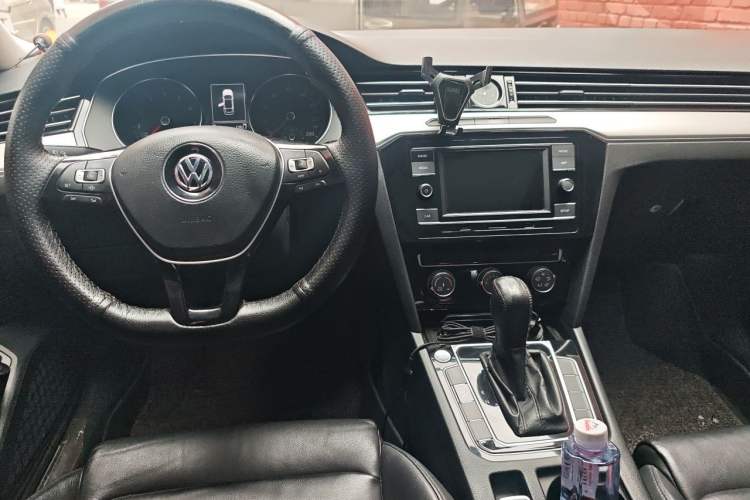 Used Volkswagen Magotan 2019 330TSI DSG Leading Model China VI Standard Center Console