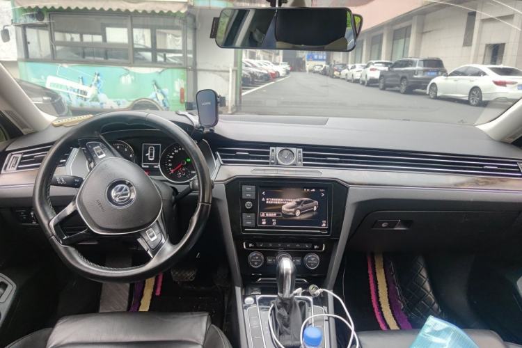 Used Volkswagen Magotan 2019 330TSI DSG Luxury Version China VI Standard Center Console