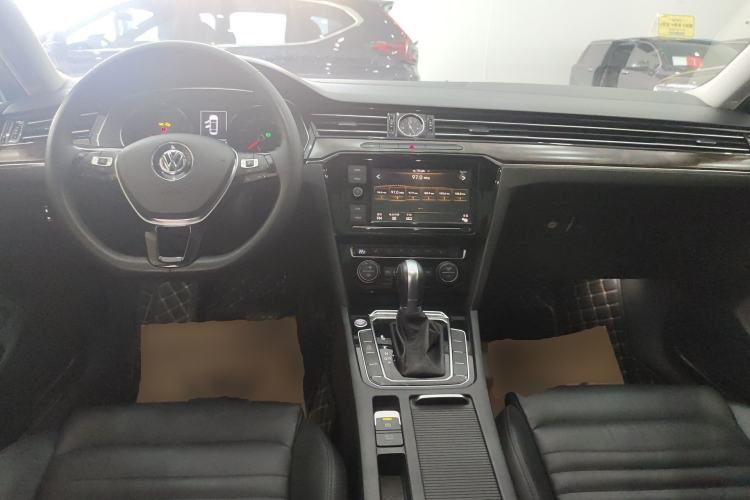 Used Volkswagen Magotan 2019 330TSI DSG Luxury Version China VI Standard Center Console