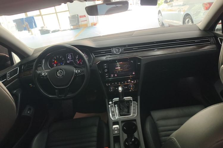 Used Volkswagen Magotan 2019 330TSI DSG Luxury Version China VI Standard Center Console