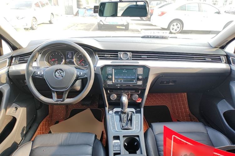 Used Volkswagen Magotan 2019 330TSI DSG Leading Edition China V Standard Center Console