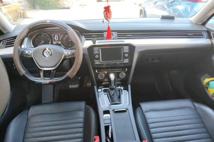 Used Volkswagen Magotan 2019 330TSI DSG Leading Edition China V Standard Center Console