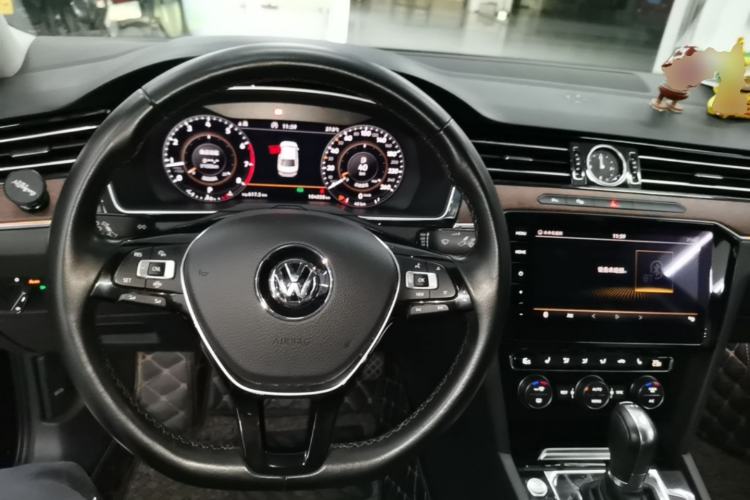Used Volkswagen Magotan 2019 330TSI DSG Luxury Version China VI Standard Center Console