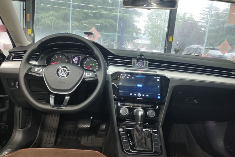 Used Volkswagen Magotan 2019 330TSI DSG Leading Model China VI Standard Center Console