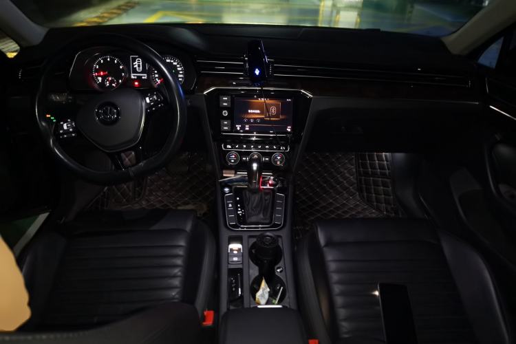 Used Volkswagen Magotan 2019 330TSI DSG Luxury Version China VI Standard Center Console