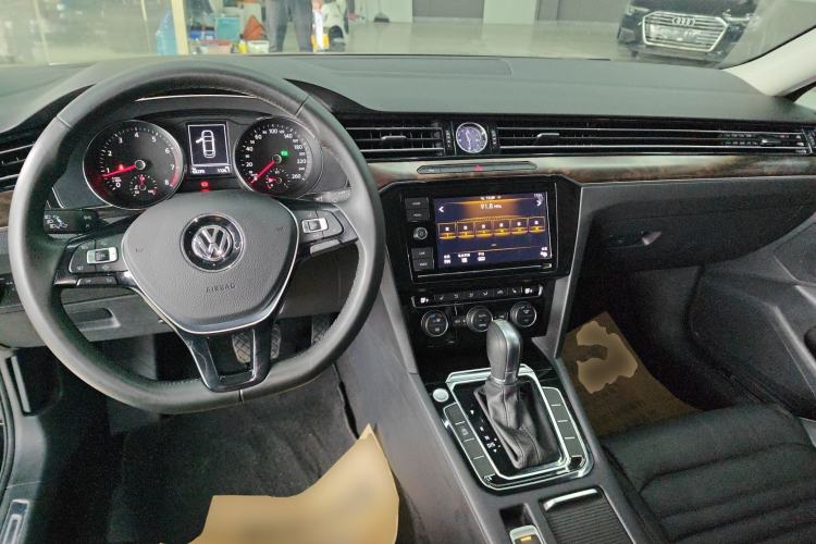 Used Volkswagen Magotan 2019 330TSI DSG Luxury Model China V Standard Center Console