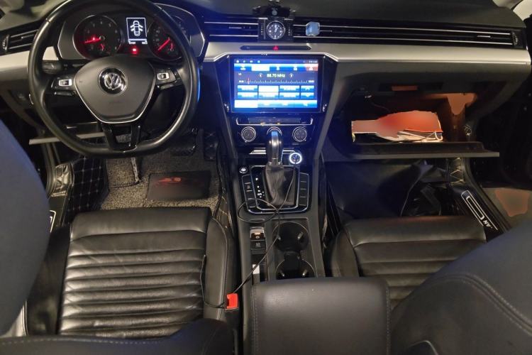 Used Volkswagen Magotan 2019 330TSI DSG Leading Edition China V Standard Center Console