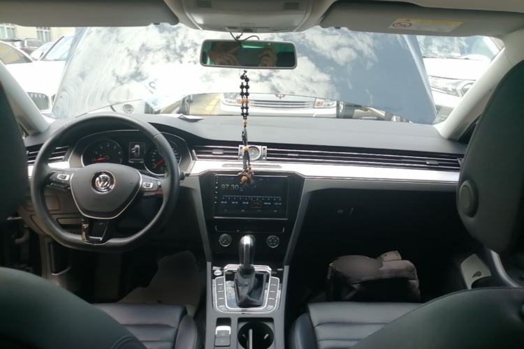 Used Volkswagen Magotan 2019 280TSI DSG Leading Model China VI Standard Center Console